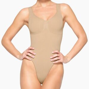 SKIMS BRAND NEW SEAMLESS SCULPT SCOOP NECK THONG BODYSUIT IN CLAY